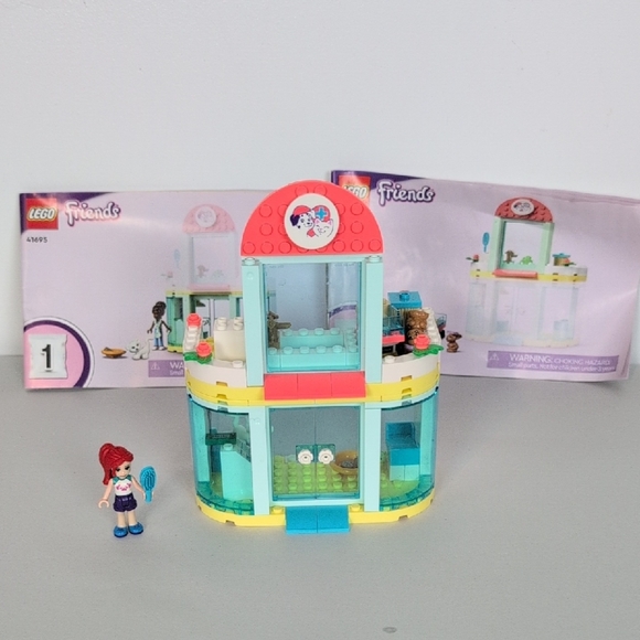 Lego Friends Pet Clinic Set # 41695 - Picture 1 of 8